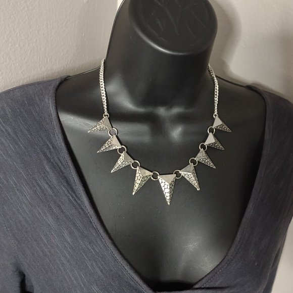 Silver Tone Metal Spikey Necklace Adjustable 18 To 20 Inches Long - Picture 11 of 11